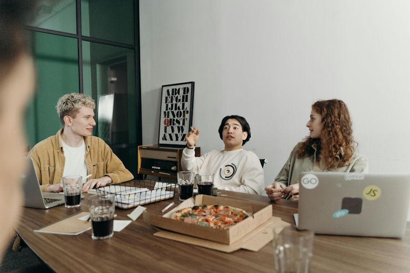 ligt een dame moe op haar bureau